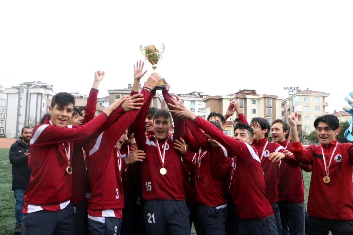 Genç Kartalsporlular şampiyonluk kupasını, Kartal Belediyesi yöneticilerinden aldı