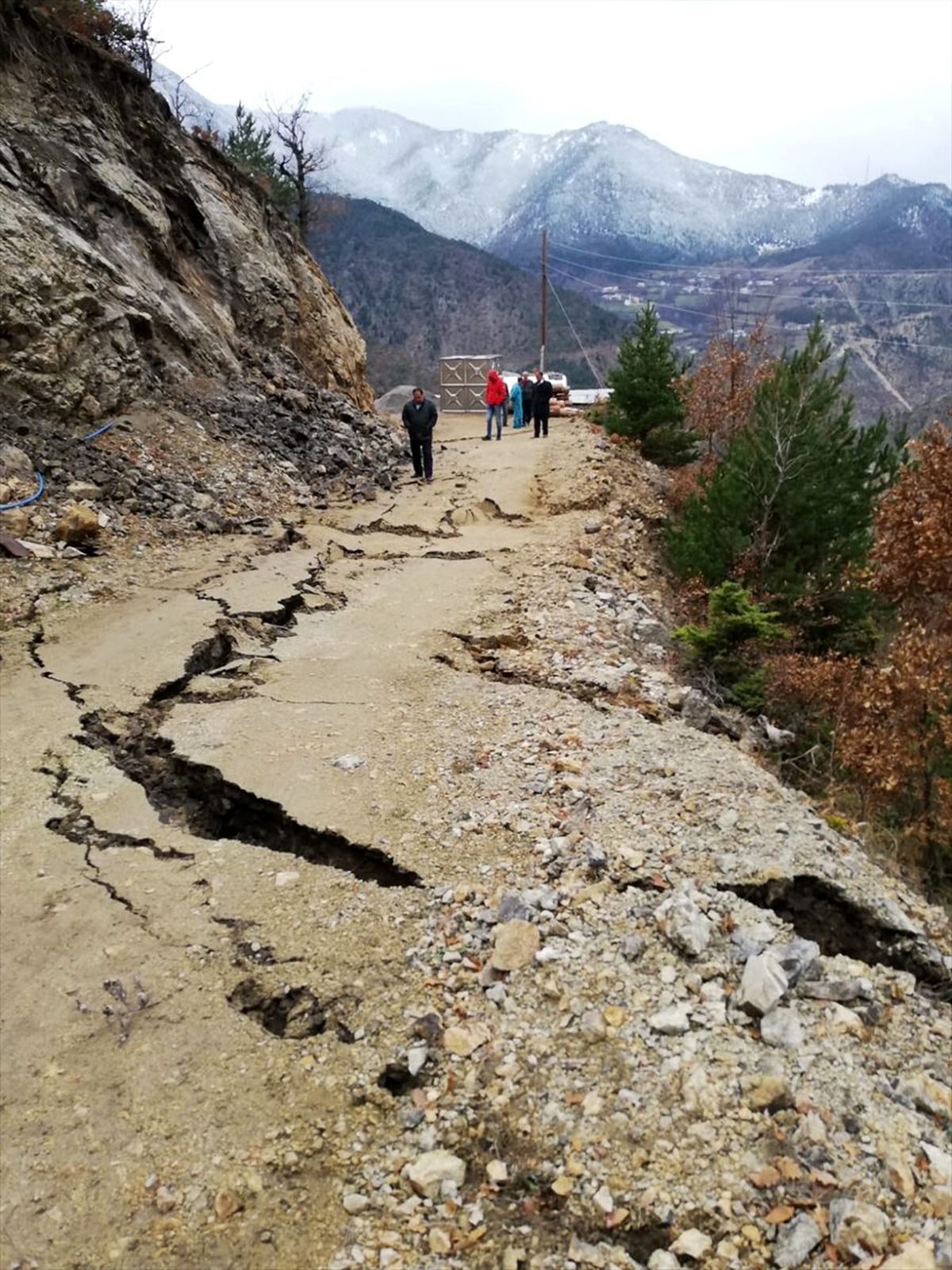 Gümüşhane\'de tünel çalışmaları sırasında mahalle yolunda göçük oluştu