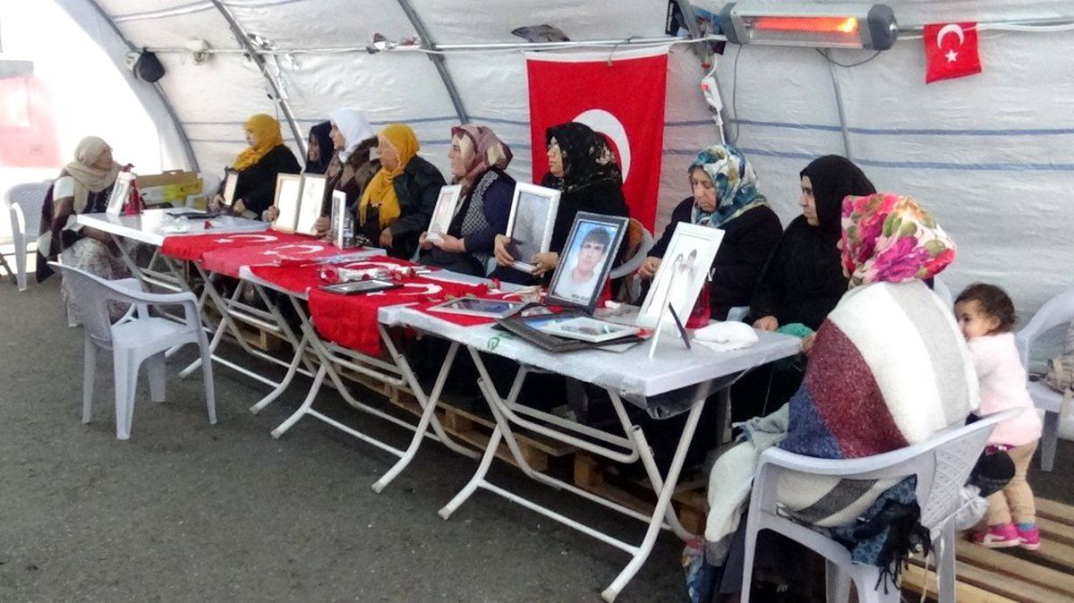 HDP önündeki ailelerin evlat nöbeti 93\'üncü gününde devam ediyor