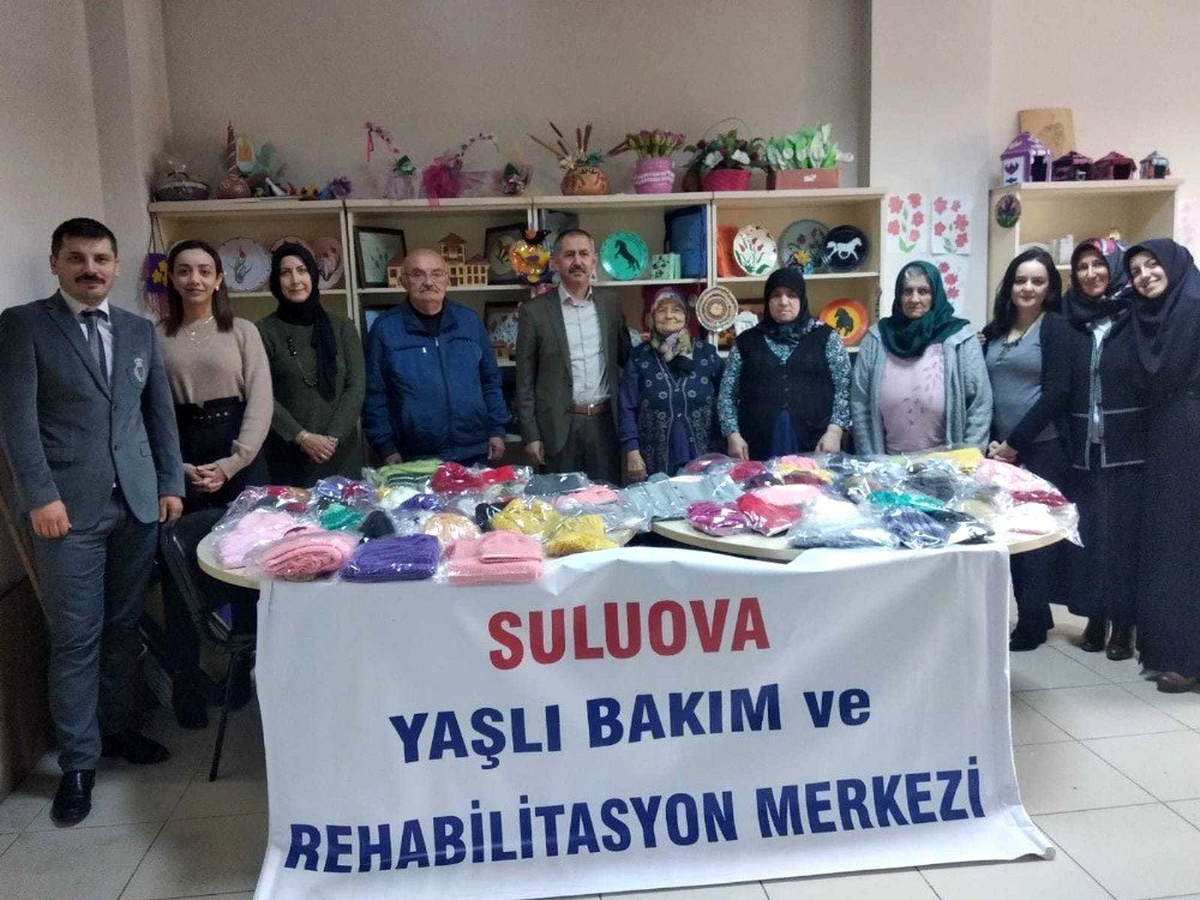 Huzurevinde sakinleri ördükleri kıyafetleri mülteci çocuklara gönderdi