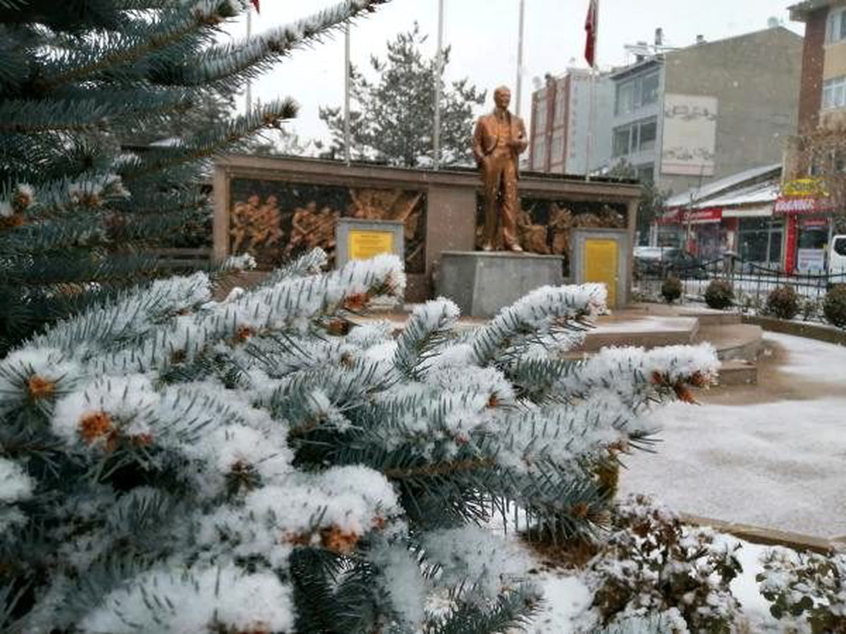İmranlı\'da kar yağışı etkili oldu