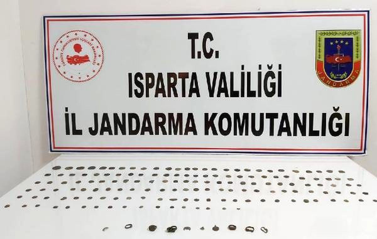 Isparta\'da 152 sikke ve 10 tarihi eser ele geçirildi