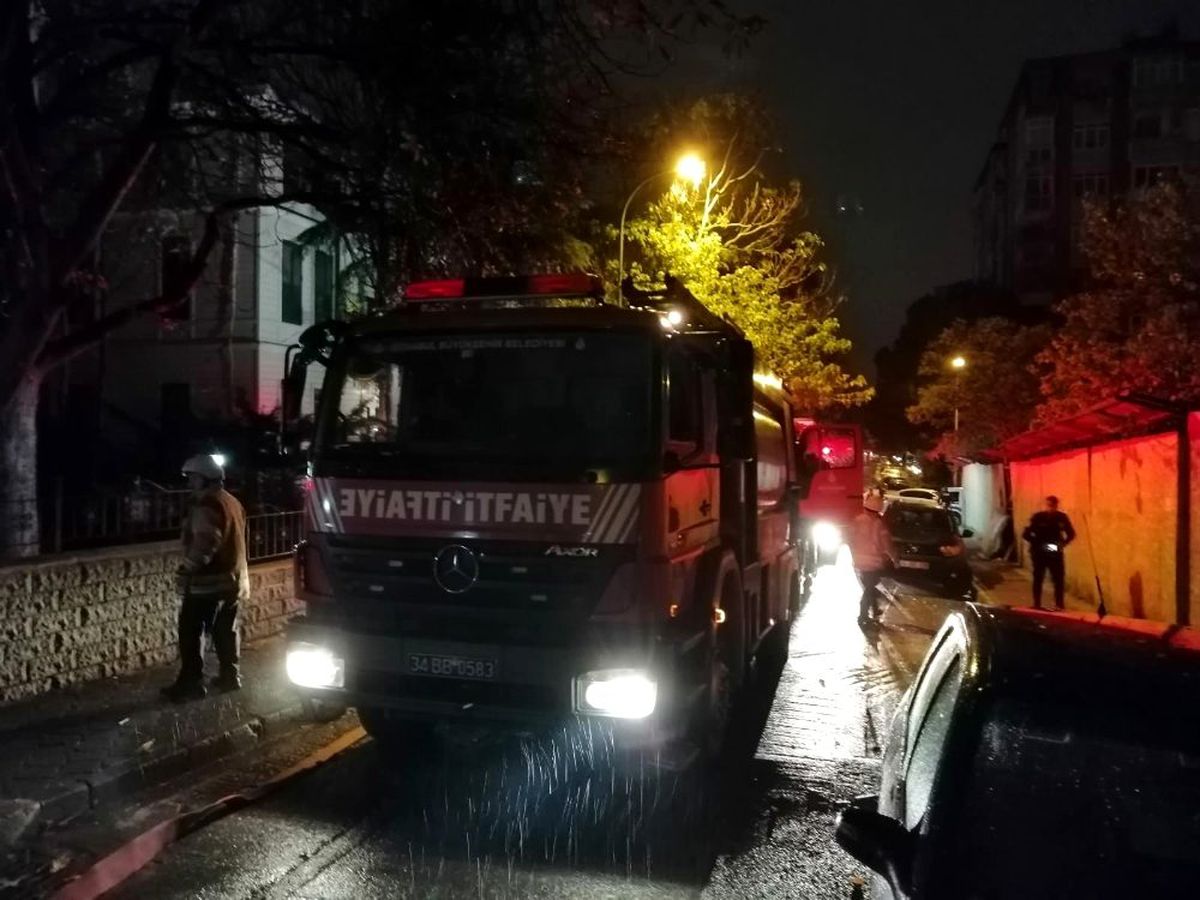 İstanbul\'da 8 katlı apartmanda korkutan yangın