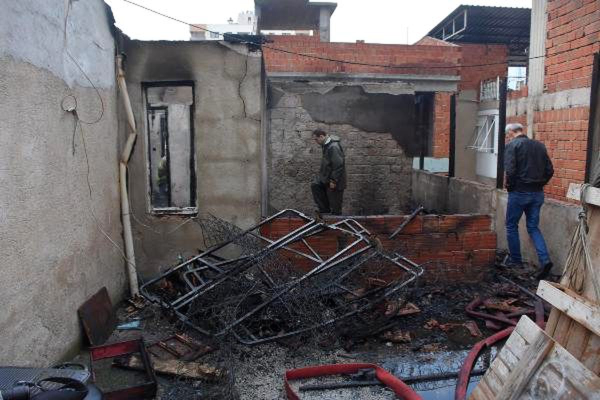İzmir\'de çıkan yangında 1 kişi yaralandı, ev kullanılmaz hale geldi