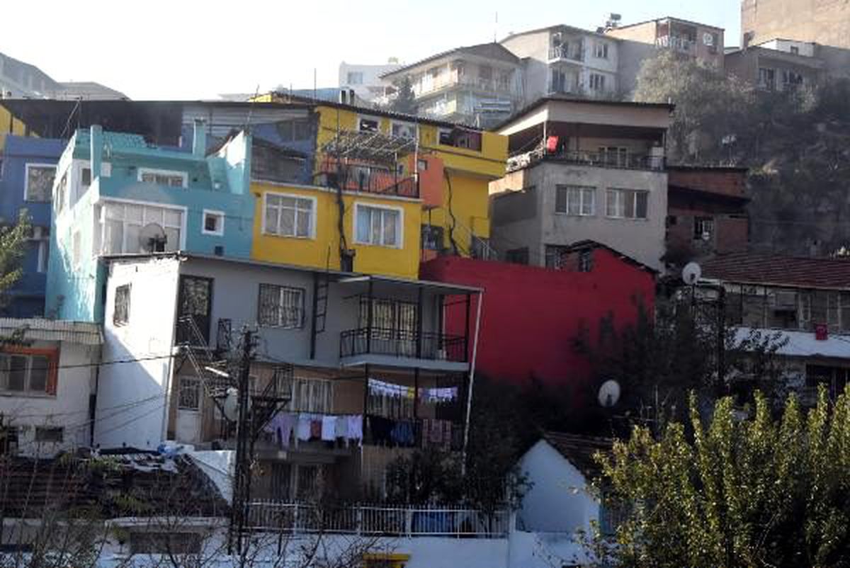 İzmir\'de gecekondulara makyaj yapıldı