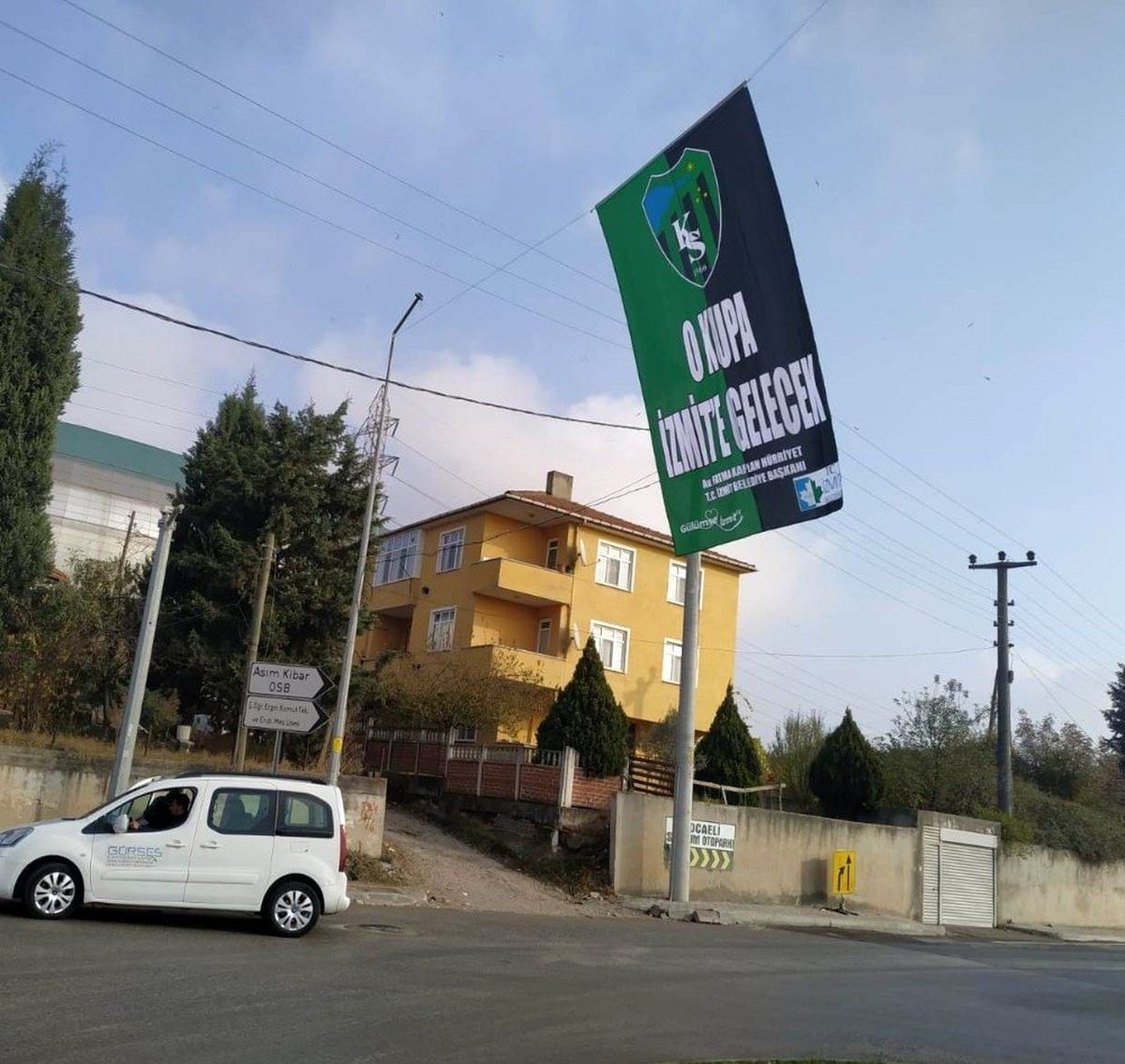 İzmit\'in dört bir yanına "O kupa İzmit\'e gelecek" pankartları asıldı