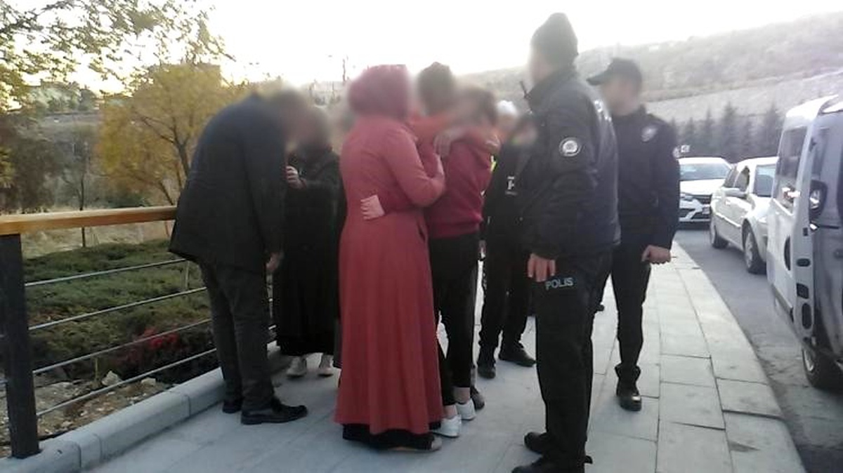Kaçırılıp arabadan atılan genç kız ailesini görünce gözyaşlarını tutamadı