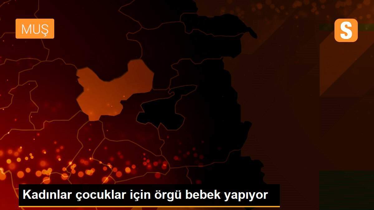 Kadınlar çocuklar için örgü bebek yapıyor