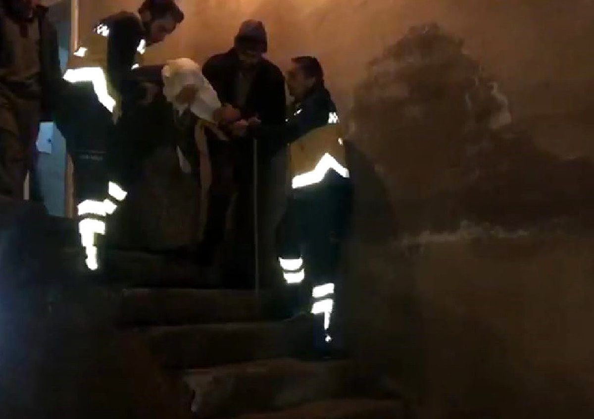 Kar nedeniyle mahsur kalan yaşlı kadın, paletli ambulansla hastaneye ulaştırıldı