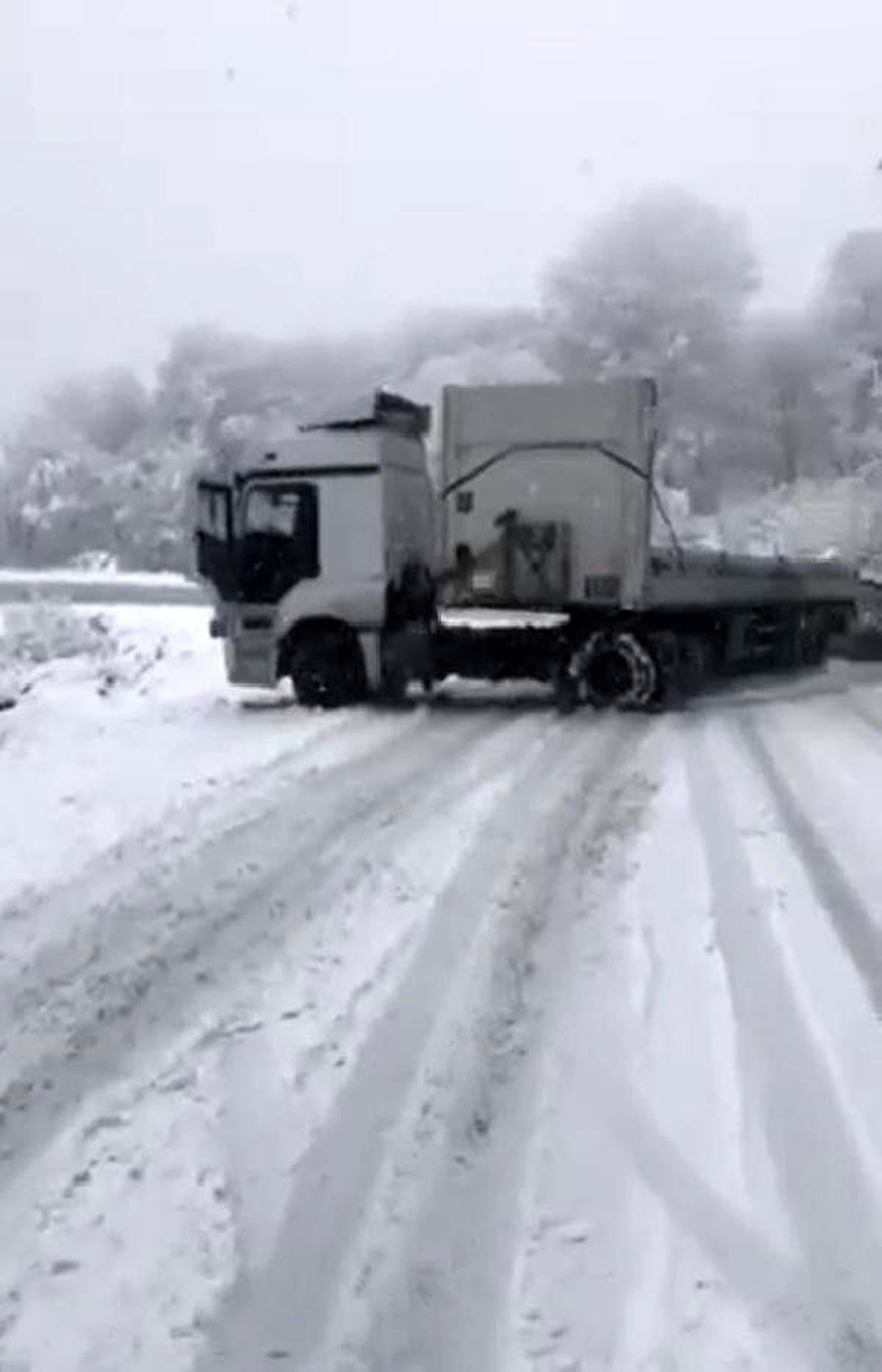 Kar yağışı sonrası kayan TIR yolu kapattı