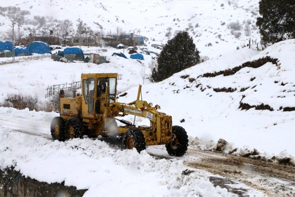 Kardan yolların ulaşıma kapandığı Doğu\'da soğuk hava etkisini artırdı