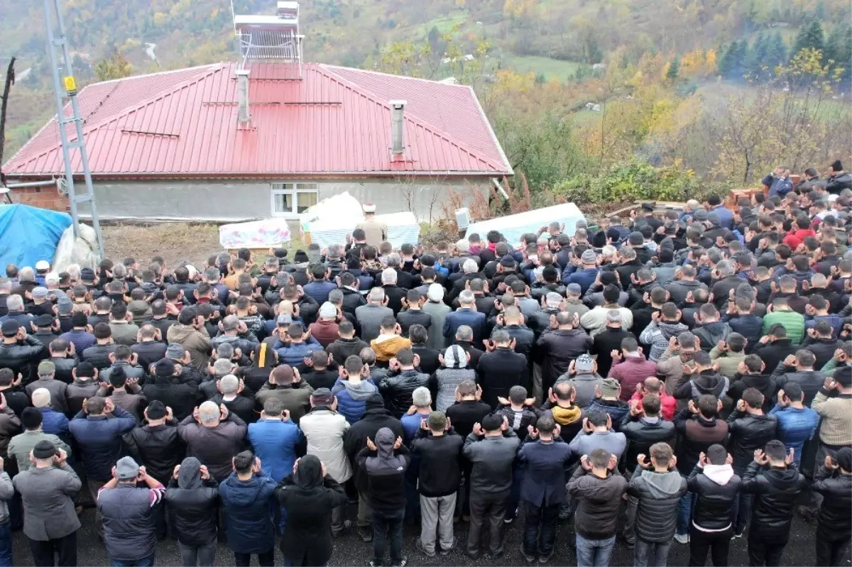 Kastamonu\'da kazada ölen aile, birlikte toprağa verildi