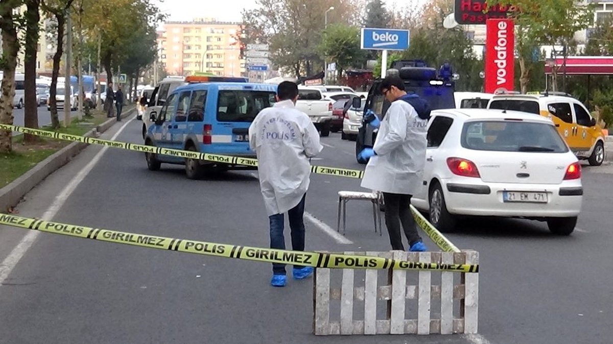 Kendisine yol vermeyen taksi sürücüsüne kurşun yağdırdı