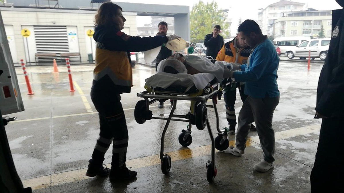 Kestiği odun kafasına isabet etti