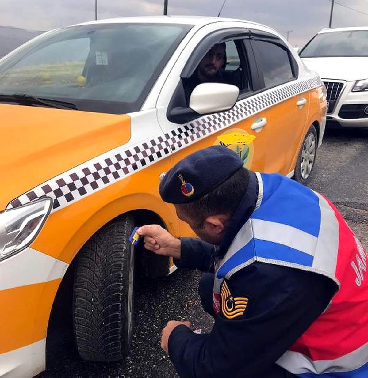 Kış lastiği olmayan 5 araç trafikten men edildi
