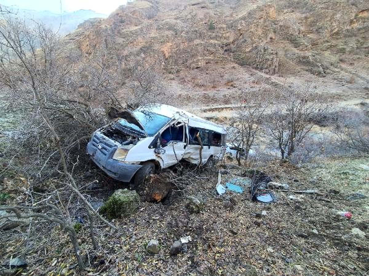 Köy minibüsü şarampole yuvarlandı: 2 ölü, 10 öğrenci yaralı