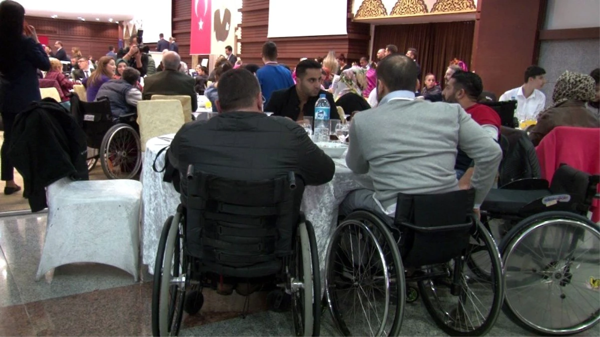 Küçükçekmece Belediyesi engelli ve ailelerini yemekte ağırladı
