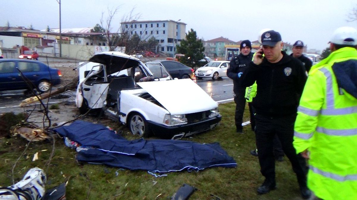 Kütahya\'da feci kaza: 2 ölü, 3 yaralı (2)