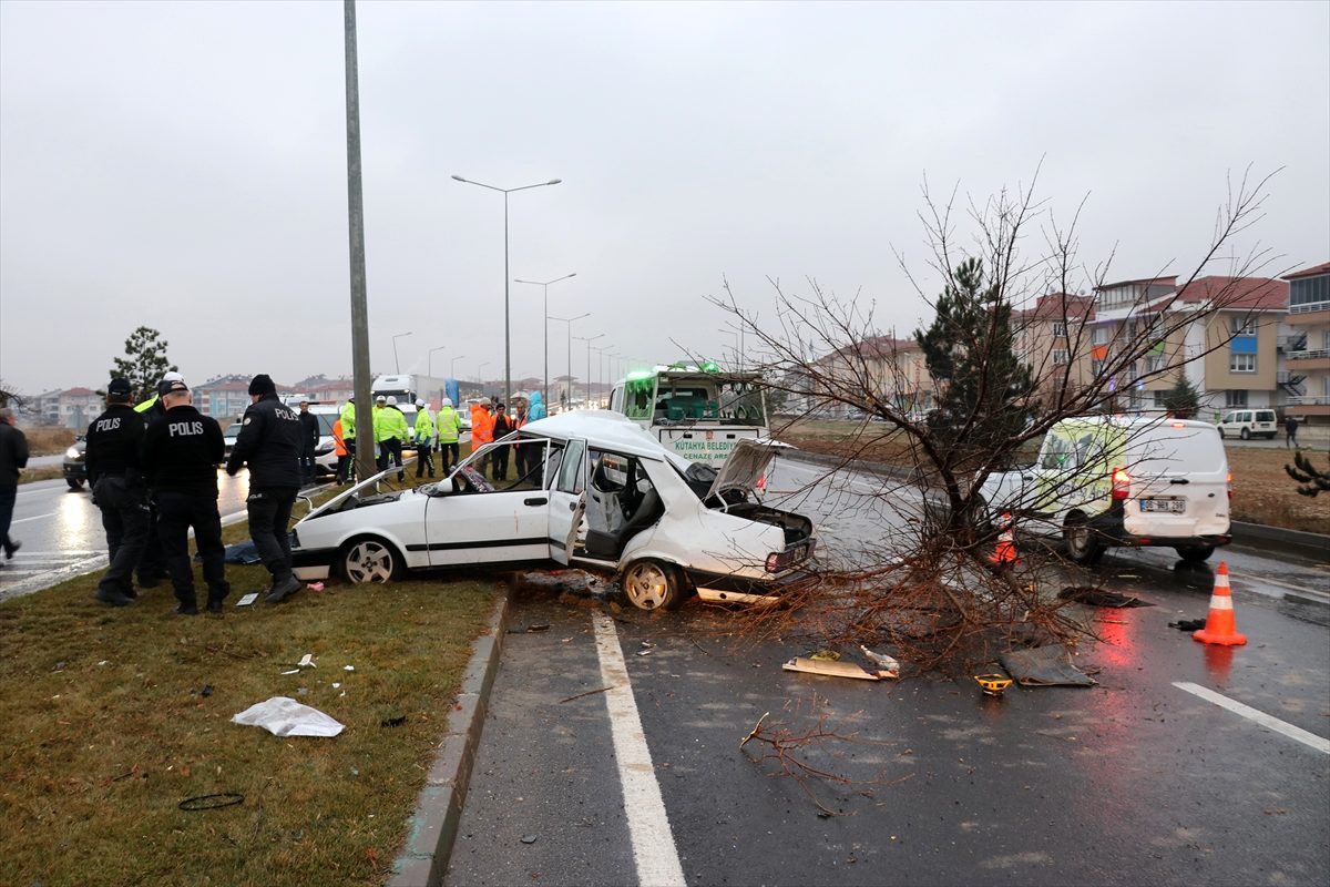 Kütahya\'da otomobil refüjdeki ağaca ve direğe çarptı: 2 ölü, 3 yaralı