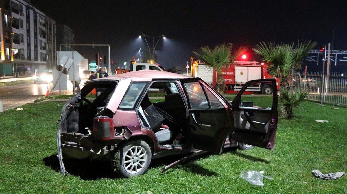 Manisa\'da tır ile otomobil çarpıştı: 2 yaralı
