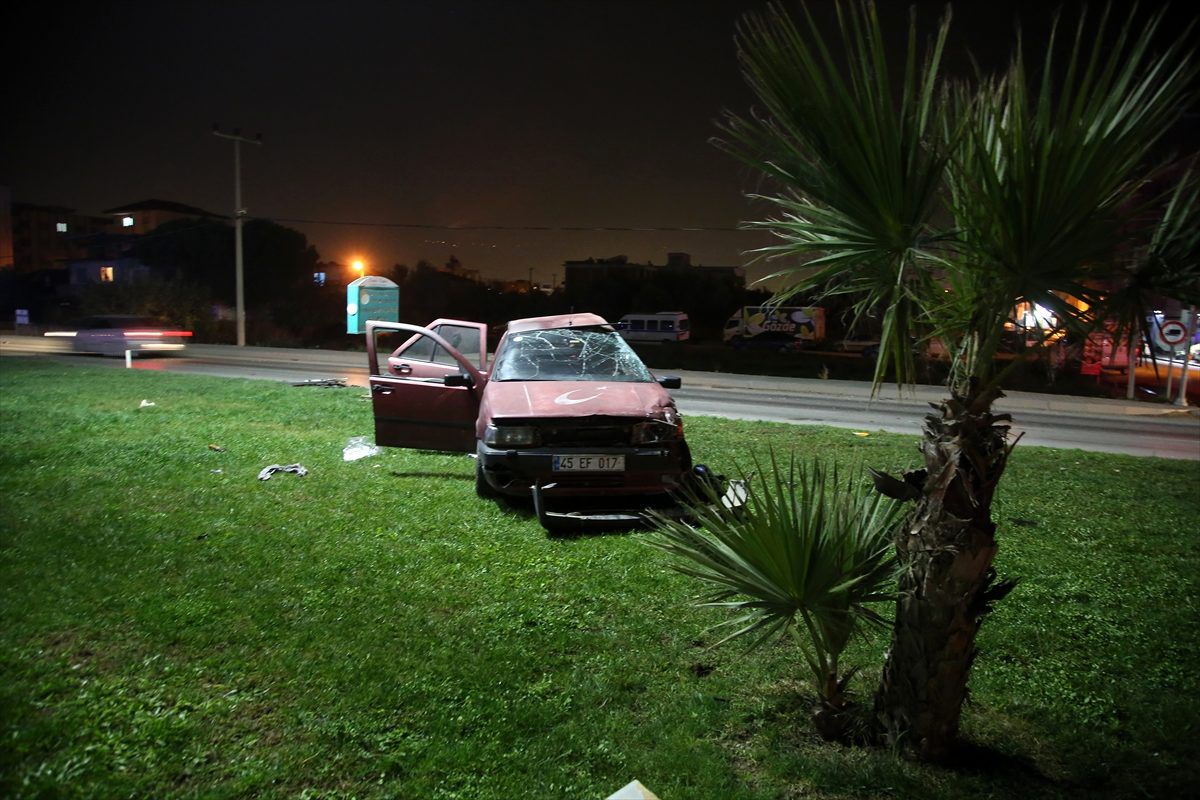 Manisa\'da tır ile otomobilin çarpıştığı kazada 2 kişi yaralandı