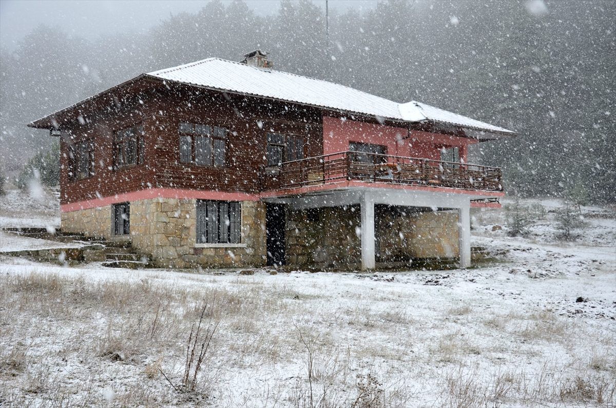 Manisa\'ya mevsimin ilk karı düştü