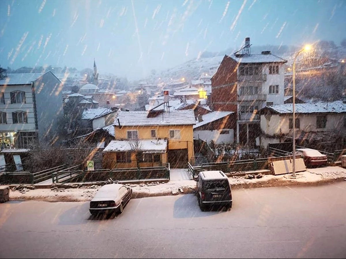 Marmara\'nın güneydoğusu ile Eskişehir ve Kütahya\'da kar yağışı
