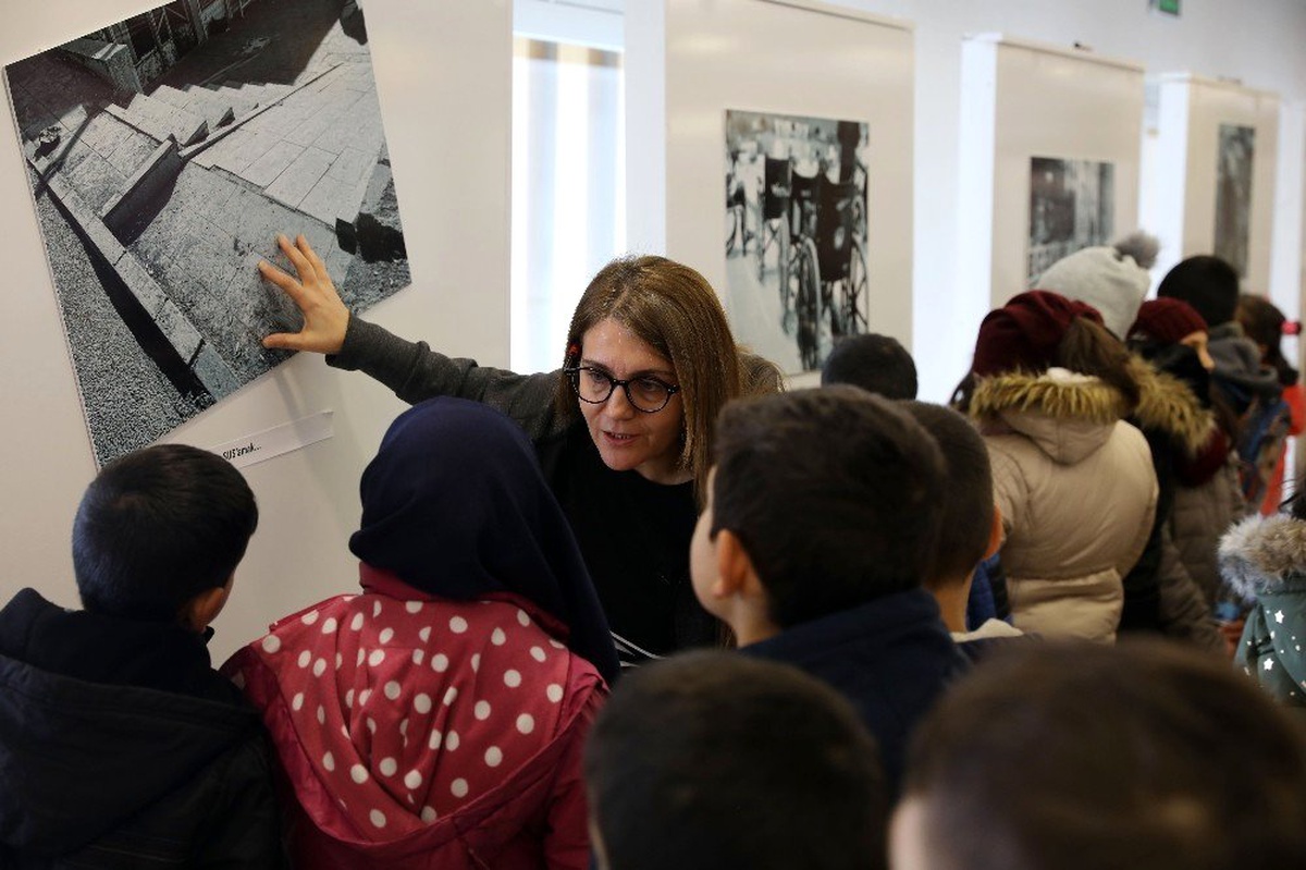 Minik öğrenciler, fotoğraf sergisinde Rektör Çomaklı ile bir araya geldi
