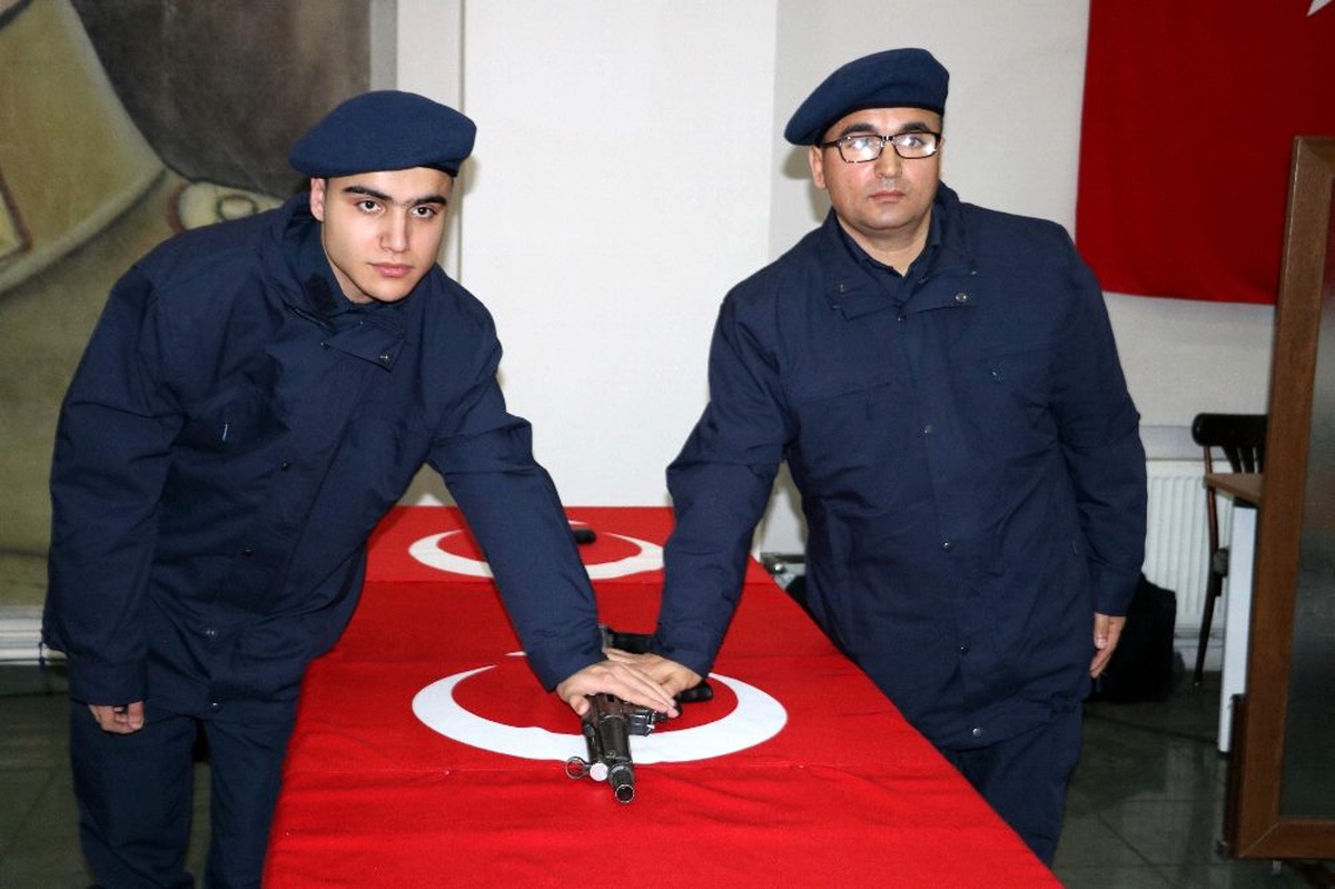 Oğluyla 1 gün askerlik yapabilmek için 25 yıl bekledi