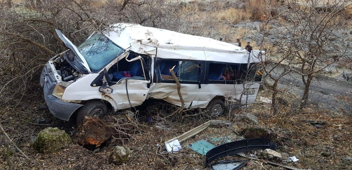 Öğrenci servisi şarampole yuvarlandı: 2 ölü, 11 yaralı
