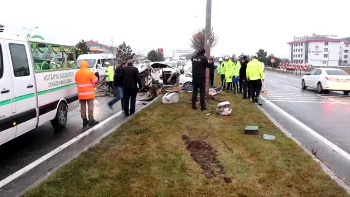 Otomobil refüjdeki ağaca ve direğe çarptı: 2 ölü, 3 yaralı