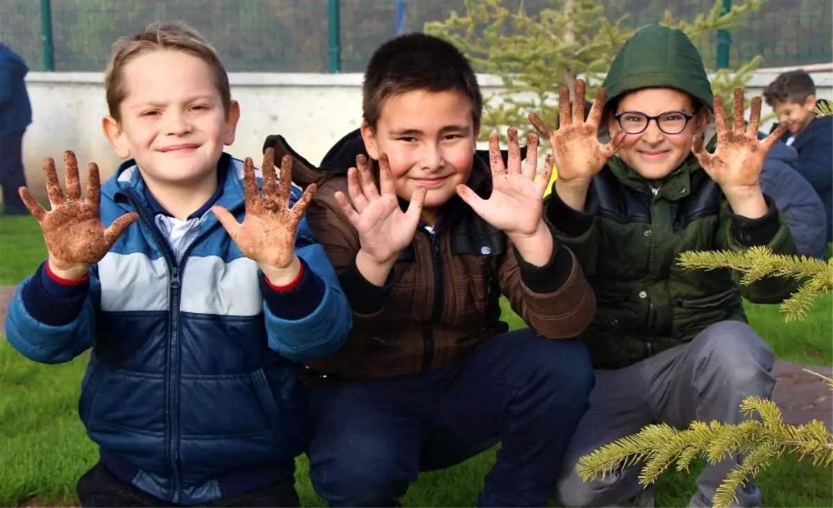 (Özel) Minik eller çapa kürekle çalışarak okul bahçesini yeşillendirdi