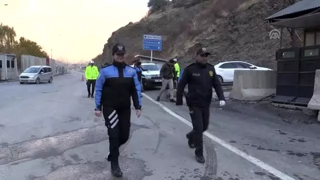 Polis eşleri ve çocuklarından sokak hayvanlarına mama kampanyası Polis eşleri ve çocuklarından sokak hayvanlarına mama kampanyası