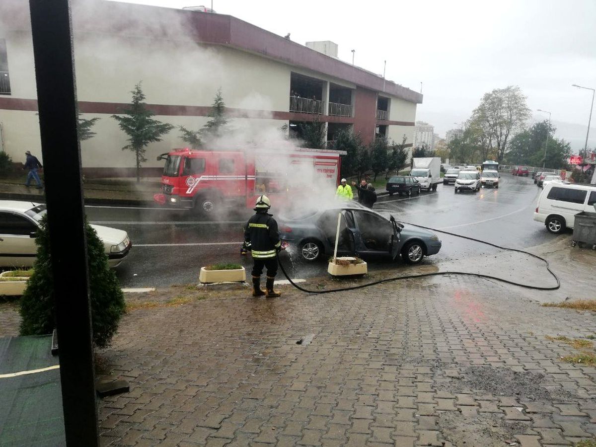 Rize\'de seyir halindeki araç alev alev yandı