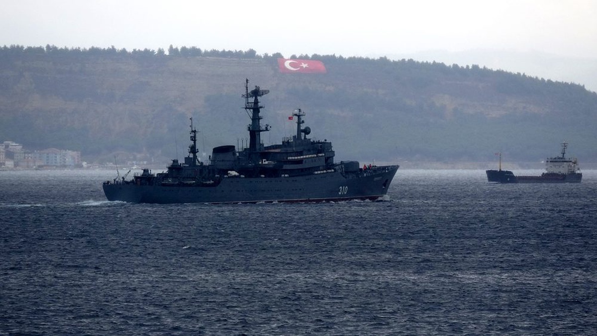 Rus savaş gemisi Çanakkale Boğazı\'ndan geçti
