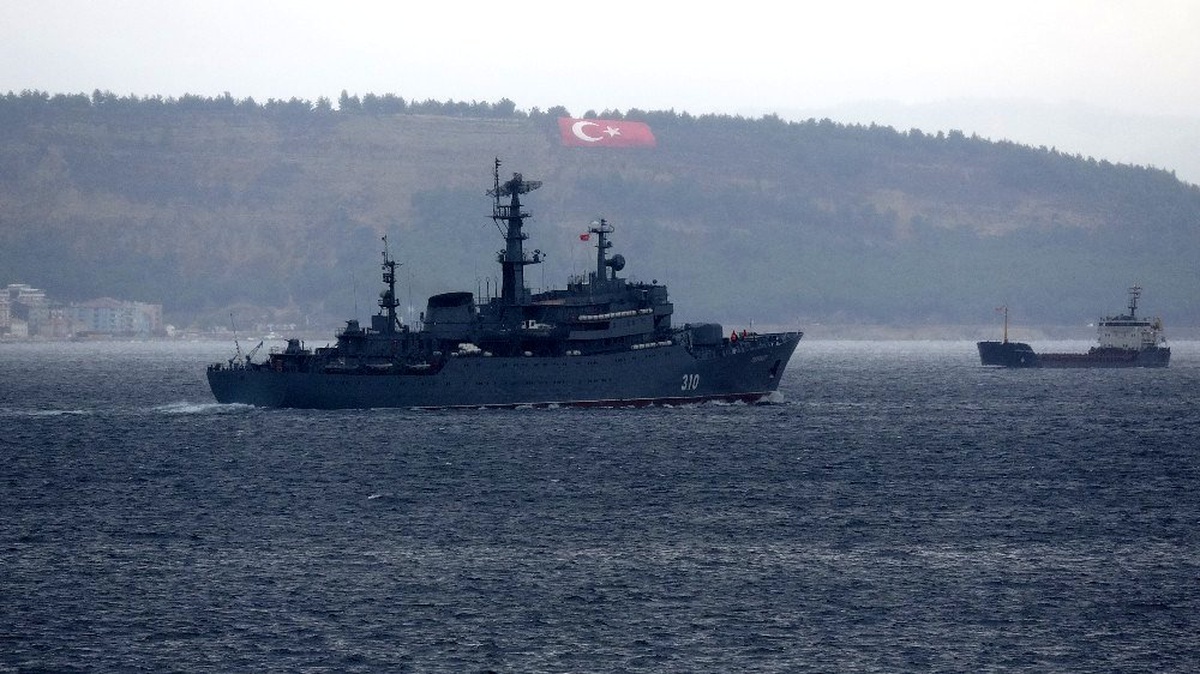 Rus savaş gemisi Çanakkale Boğazı\'ndan geçti