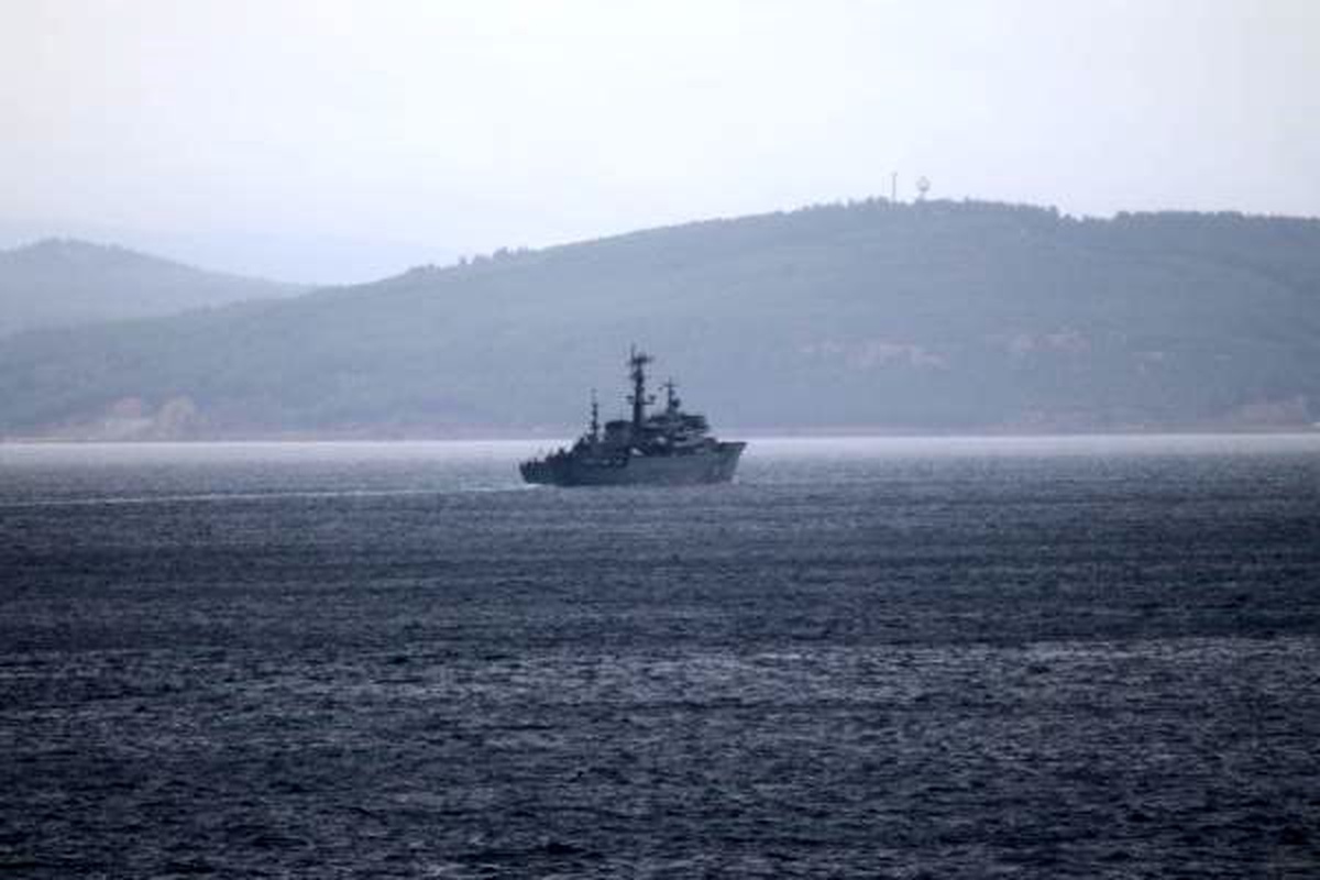 Rus savaş gemisi \'Perekop\' Çanakkale Boğazı\'ndan geçti