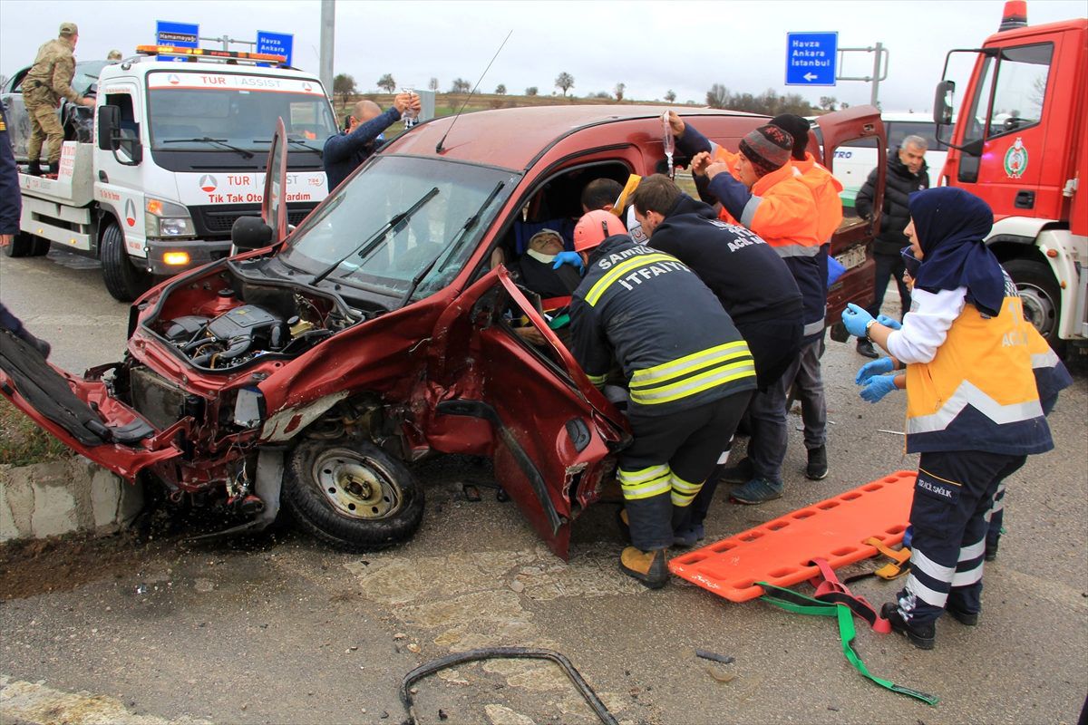 Samsun\'da otomobil ile hafif ticari araç çarpıştı: 1 ölü, 7 yaralı
