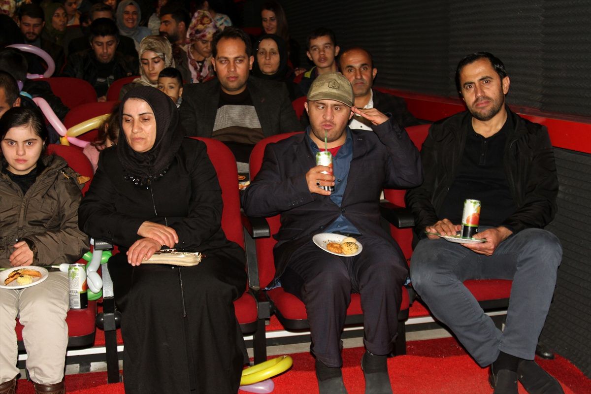 Şemdinli\'de engelli öğrenciler askerlerle film izledi