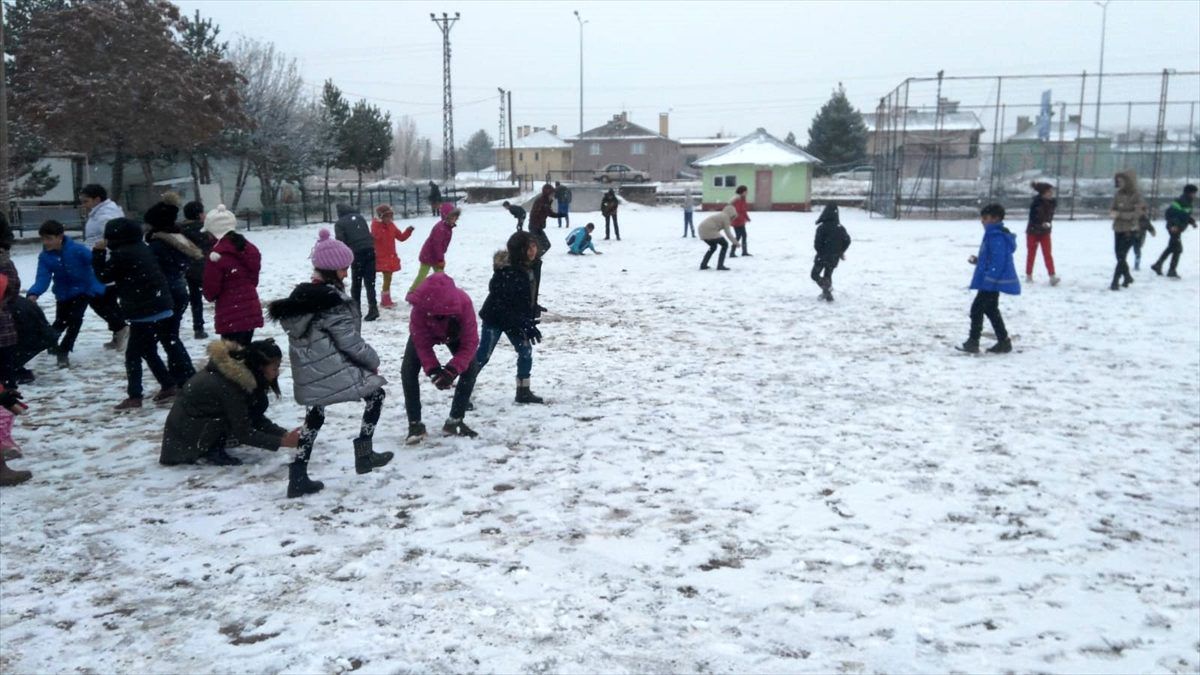 Sivas\'ta kar yağışı etkili oluyor