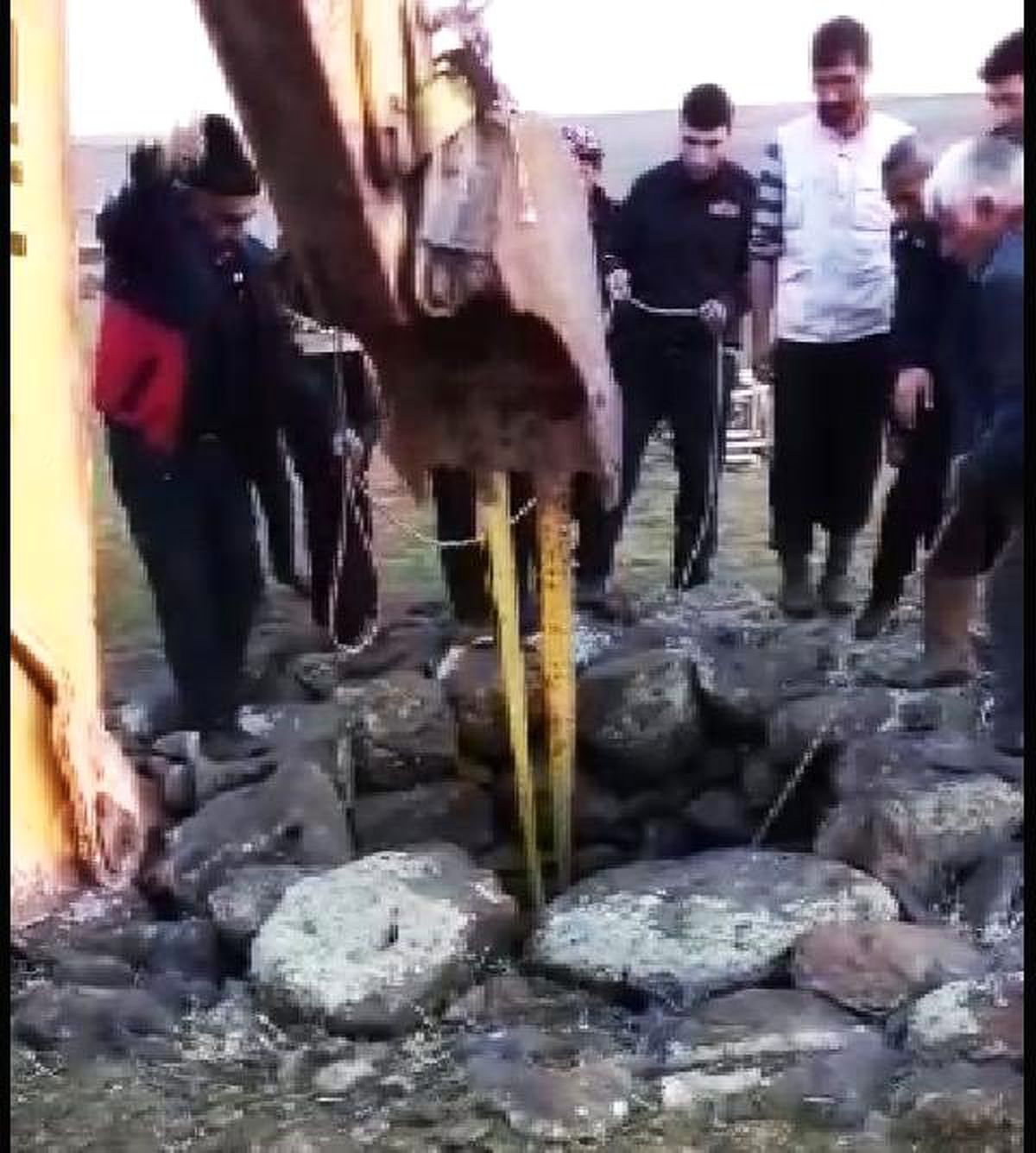 Su kuyusuna düşen ineği itfaiye kurtardı
