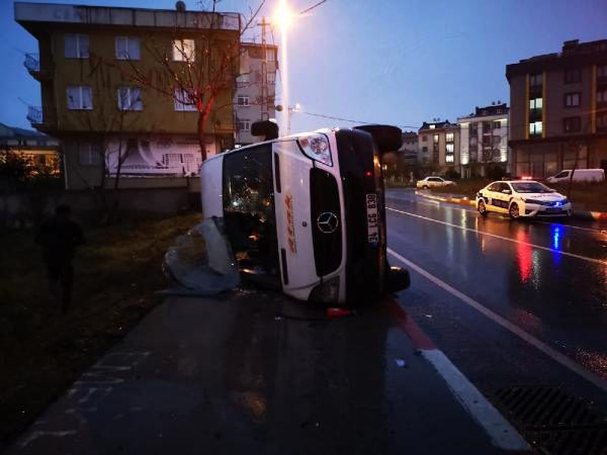 Sultanbeyli\'de öğrenci servisiyle otomobil çarpıştı: 4 yaralı