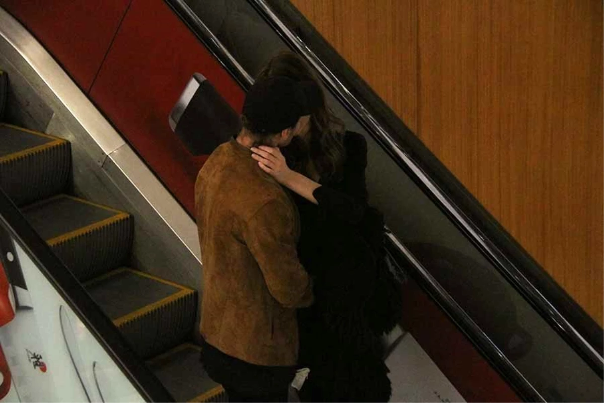 Survivor Murat Ceylan sevgilisiyle yürüyen merdivenlerde öpüşürken görüntülendi