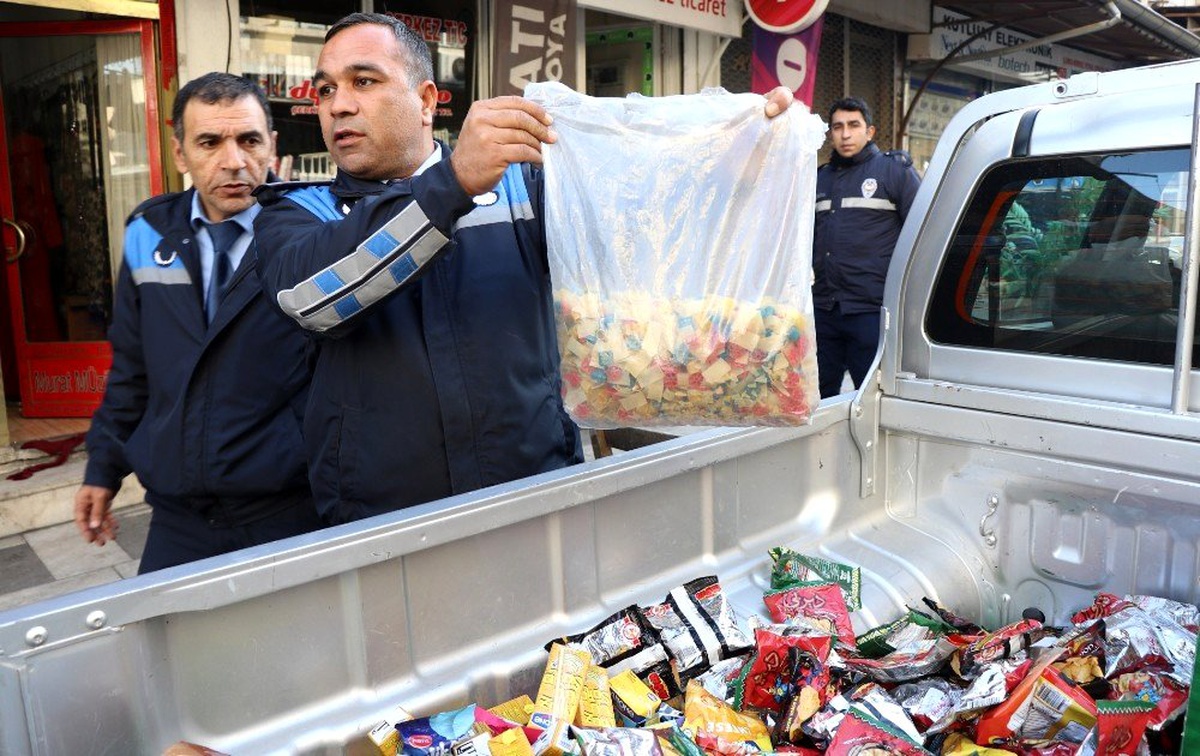 Tarihi geçmiş yüzlerce gıda ürünü imha edildi