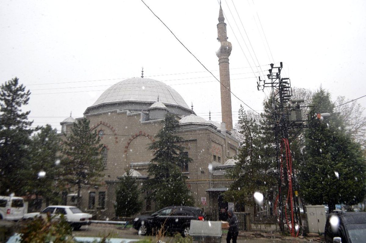 Tavşanlı\'ya mevsimin ilk karı yağdı
