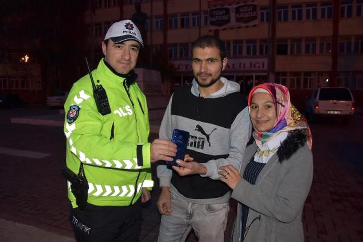 Trafik polisi, yolda bulduğu ekranı kırık telefonu tamir ettirip sahibine ulaştırdı