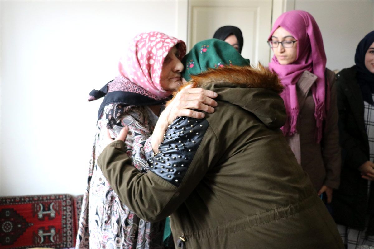 Üniversiteli kızlar, kimsesiz Naciye nineyi yalnız bırakmıyor