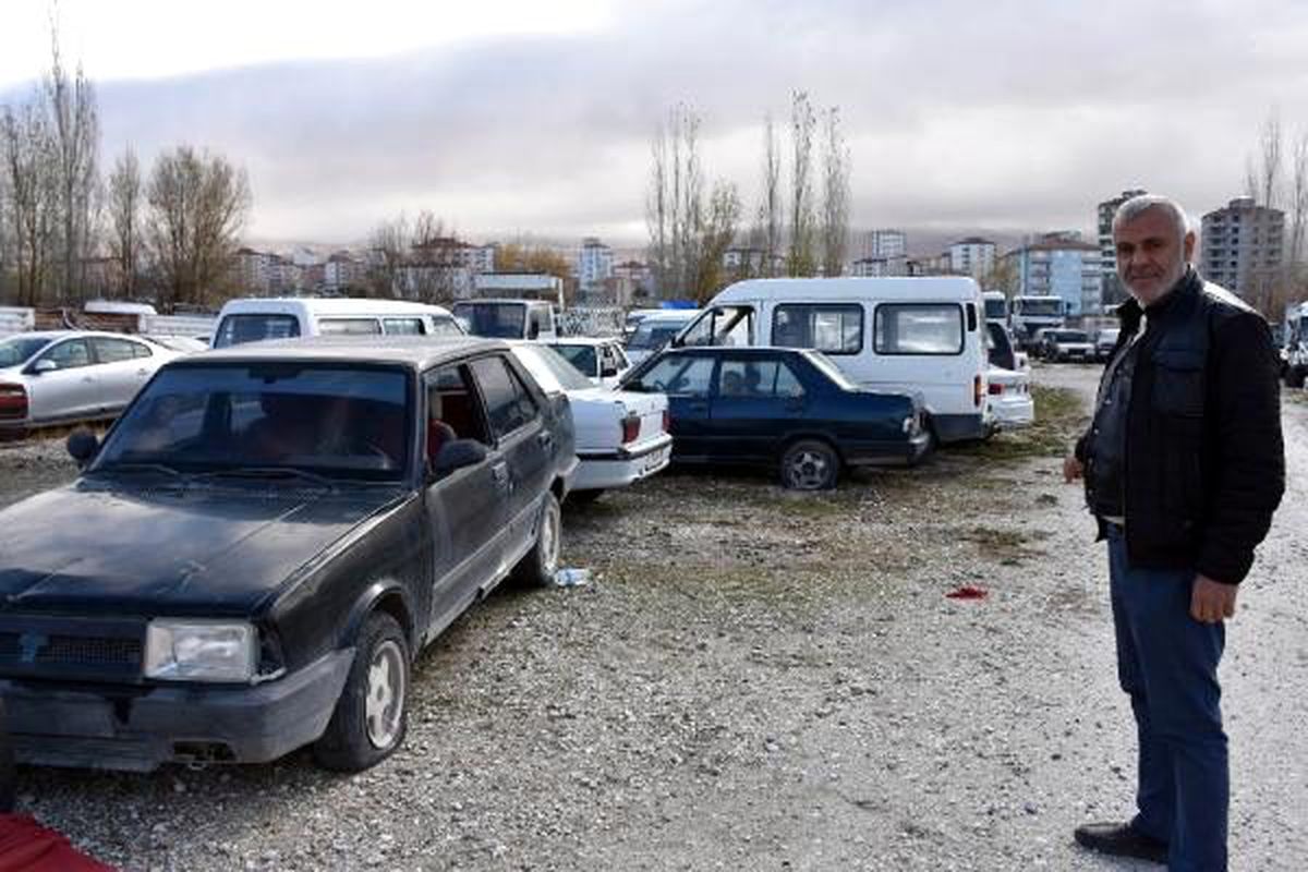 Yediemin otoparkındaki araçlar çürümeye terk edildi