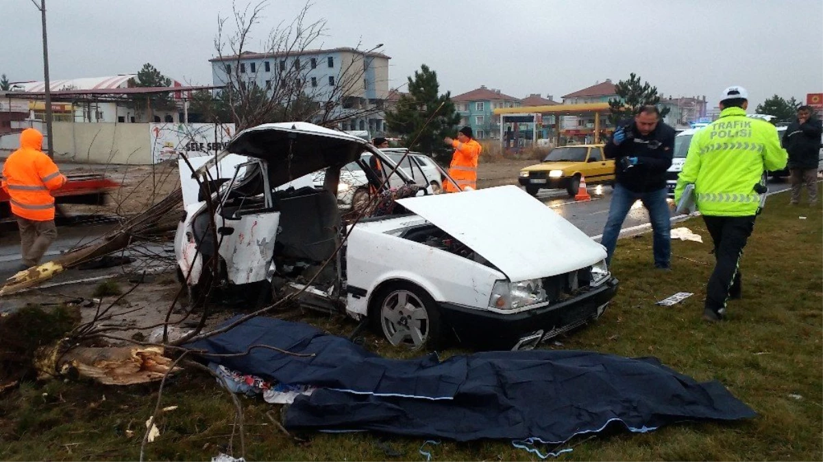 Yoldan çıkan otomobil ilk olarak elektrik direğine sonra ağaca çarptı: 2 ölü, 3 yaralı