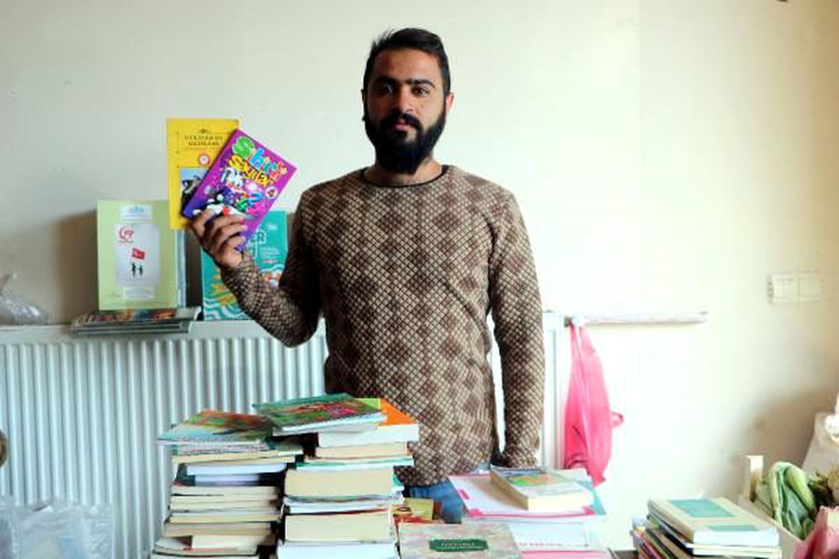 Yüksekovalı genç, köy okulları için 600 kitap topladı